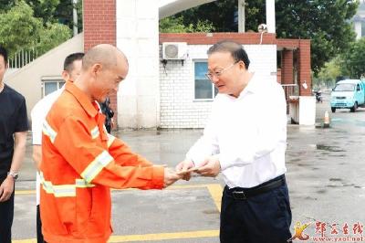 查宏“七一”前夕看望慰问老党员