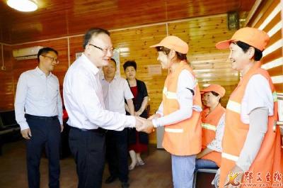 查宏王兵带队走访慰问高温作业一线职工