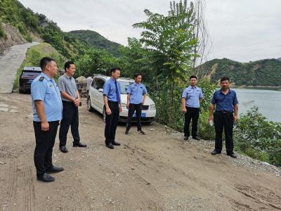 十堰郧西：部门合力清理库区“三无”船舶筏钓