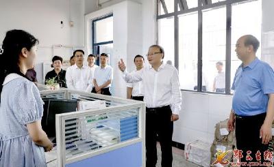 查宏王兵带队开展教师节走访慰问活动