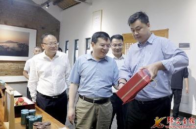 中国人寿党委副书记、总裁蔡希良来郧西调研