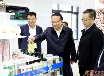 武汉市农科院与郧西县技术合作座谈会召开