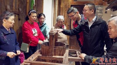 县中医院组织老干部开展户外活动欢度重阳节