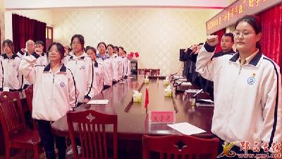 团县委、县希望工程办公室、县烟草专卖局向郧西一中40名学生发放“知音学子班”助学金