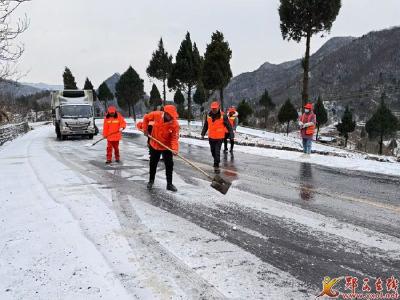 县公路养护中心积极应对冰冻雨雪天气