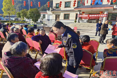 县市场监管局开展“国家宪法日”普法宣传活动
