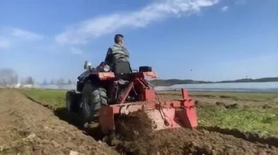 我县万台农机闹春耕