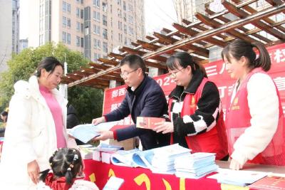 十堰郧西：开展“三八”维权周普法进社区活动