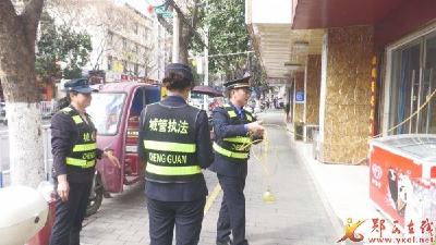 县城管局开展“飞线充电”专项整治行动