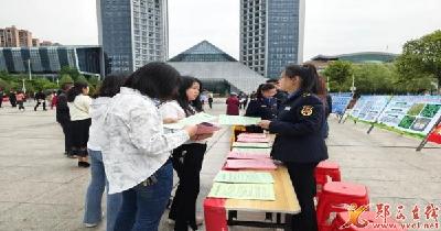 县城管局开展“4·15”国家安全教育日宣传活动