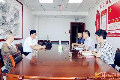 郧西籍教授杨洪林向县中医院捐赠一批中医药书籍