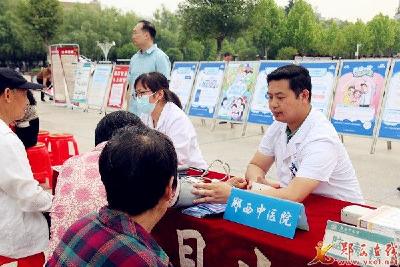 县中医院开展2024年“科技活动周”宣传义诊活动