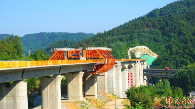 西十铁路湖北段跨福银高速立交特大桥移动模架顺利完成调头
