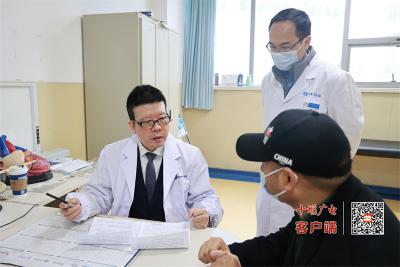 北京安贞医院龙德勇教授来十堰人医“传经送宝”