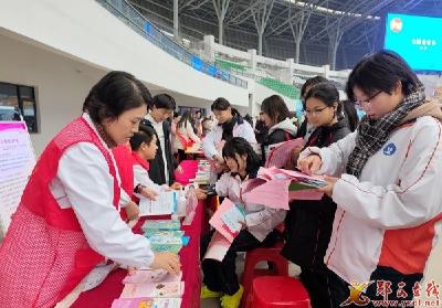 县妇幼保健院开展国家宪法日宣传义诊活动