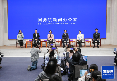 国新办举行“新征程上的奋斗者”中外记者见面会 围绕“守护绿水青山 共建美丽中国”与中外记者见面交流