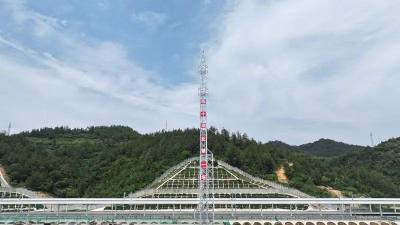 十堰郧西：西十高铁湖北段第一座通信铁塔成功组立