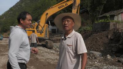 洪水中，他成功组织转移120余名群众         