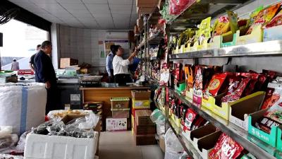 我县开展市场巡查做好“双节”期间保供稳价工作