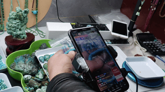 一人影响一个村！这个小伙，亮相纽约时代广场！