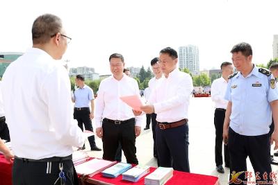 王兵李光锐参加全县“安全宣传咨询日”活动