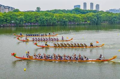 龙舟竞渡遗爱湖 