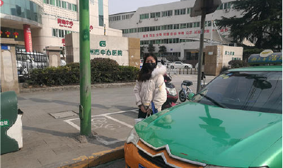 接送医护人员，荆州城区应急保障出租车在路上