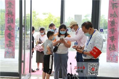 荆州市图书馆取消限流 读者出示健康码即可进馆