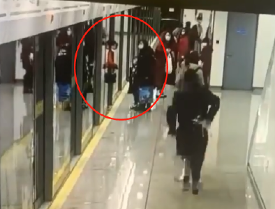 上海地铁通报：女乘客被地铁屏蔽门夹住，不幸身亡