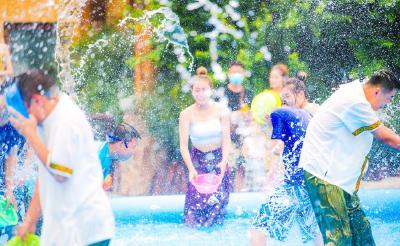 荆州方特举办狂欢节暨夏日花火节，打造暑期出游新体验！