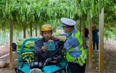 荆州交警：秋收农忙正当时，交通安全勿忽视！