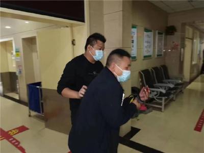 荆州交警警车开道护送断指伤者到医院急救