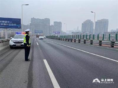 元旦假期第一天：高速车流增大 请谨慎驾驶