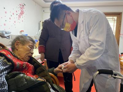 荆州97岁老人，感染新冠后治愈出院！