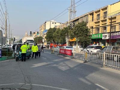 荆州交警为村镇群众出行筑牢安全防线