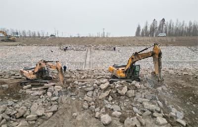 荆州滨江公园水上护坡工程预计2月底完工