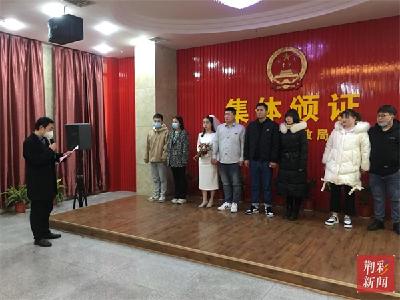 荆州市迎节后首个结婚登记小高峰
