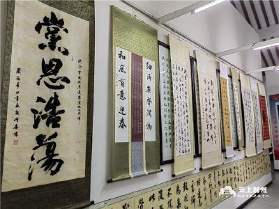 弘扬书法文化，荆州七旬老人展出116幅作品