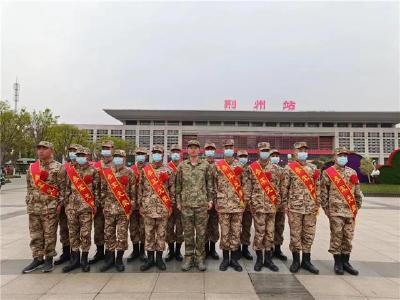 荆州：三月春风送新兵 戎装启程赴军营
