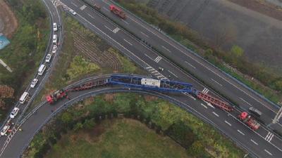 “巨无霸”运送“国之重器” 102米长货车抵达荆州 