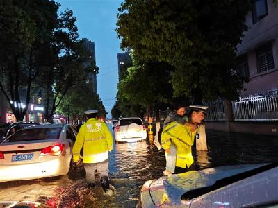 突降暴雨 监利交警上路保安全