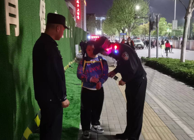 荆州高新区民警快速反应，仅用五分钟帮助走失儿童找到妈妈