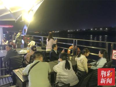 夜晚的江景更迷人！荆江最大游船“君健号”再起航