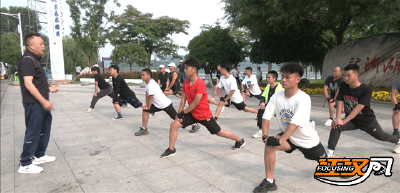 荆州：龙舟队集结备战 赛前训练热火朝天