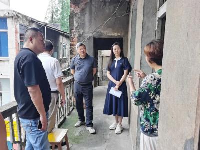 让群众早日实现“安居梦” 严若文调研D级危房改造 