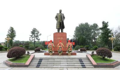 贺龙元帅后代向湘鄂西苏区革命烈士纪念园捐赠元帅遗物