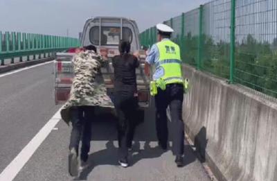 车辆抛锚被困高速 荆州高警紧急救助