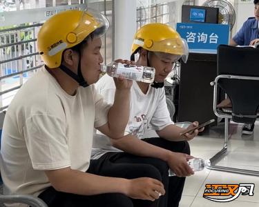 荆州：炎炎夏日 传递“一瓶水”的清凉