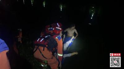 凌晨4点，​一女子跌入豉湖渠！目击者下水托举直至……