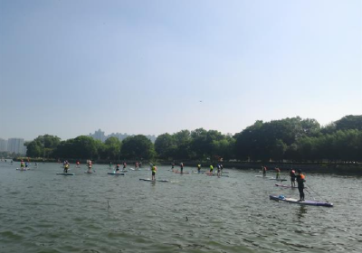 激情挥桨 三百名桨板选手荆州古城护城河“竞速”